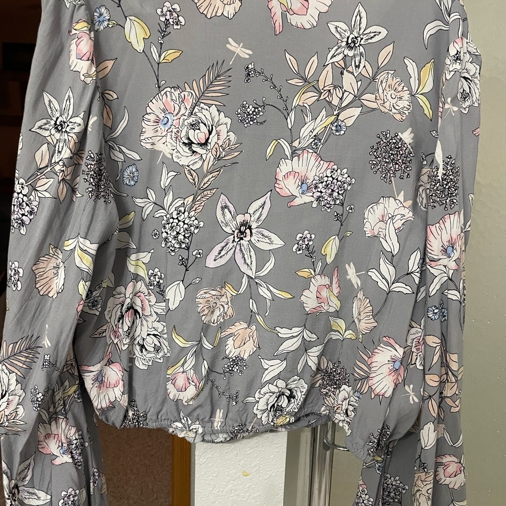 Rue21 Floral Print Blouse in Gray and Pink - Picture 4 of 5